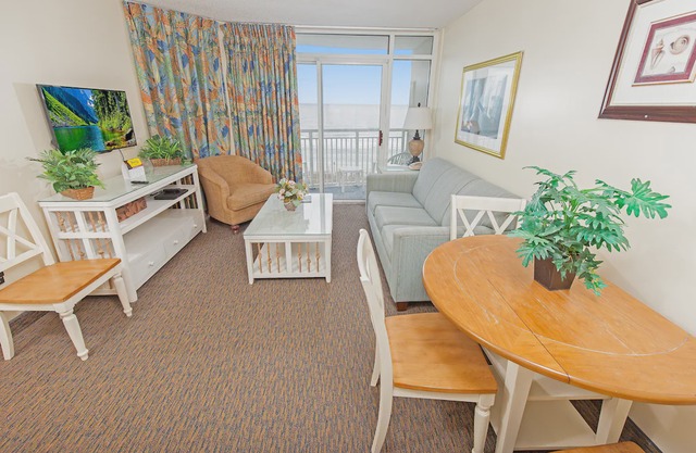 1BR/1BA Oceanfront condo w/Kitchen & Balcony in Center of MB, #400