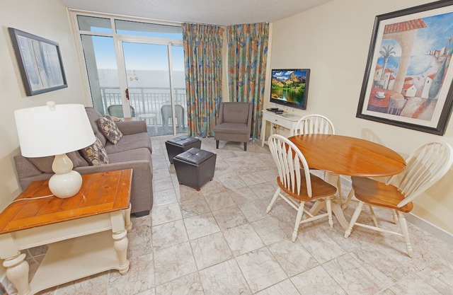 1BR/1BA Oceanfront condo w/Kitchen & Balcony in Center of MB, #603