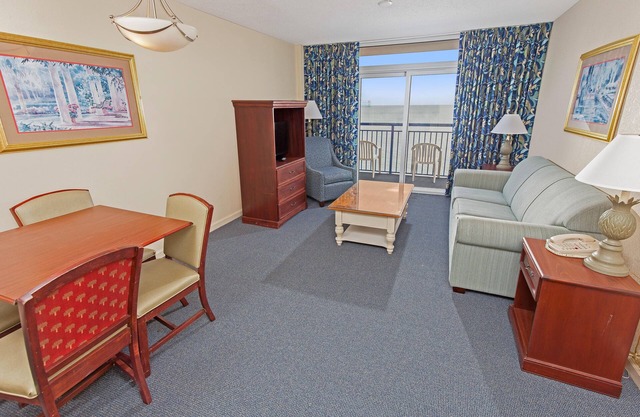 1BR/1BA Oceanfront condo w/Kitchen & Balcony in Center of MB, #1355