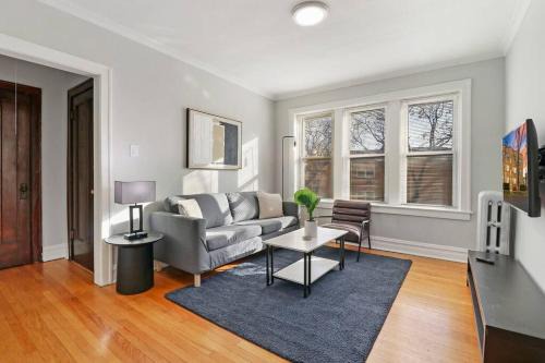 1BR Airy Apartment with Wi-Fi - Barry 2