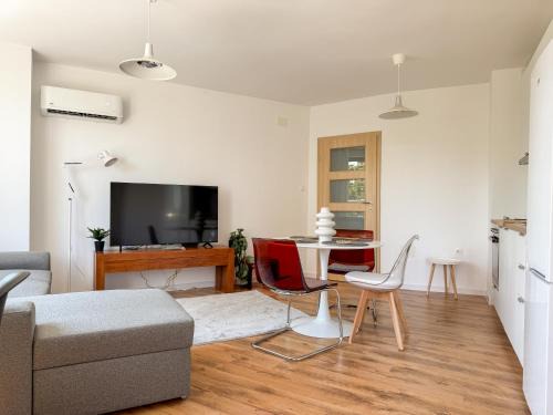 1BR Apartment with a Designated Workspace, Free Street Parking and Free Gym Pass