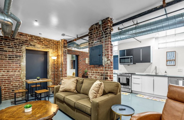 1BR Condo in the heart of the City