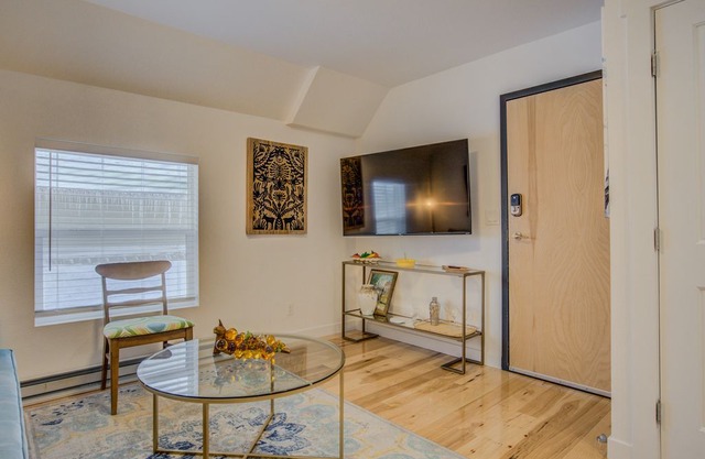 1BR Downtown Urbanity—Dining, Drink, Cafes & Escape