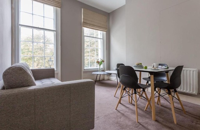 1BR Georgian Flat On A Peaceful Square, In Camberwell