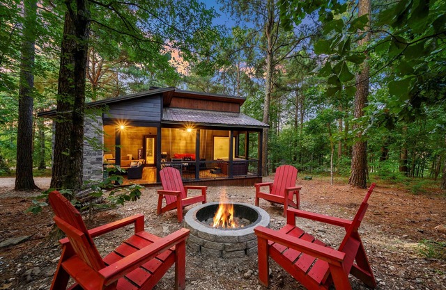 1BR Romantic Luxury Cabin | Hot Tub & Fireplace