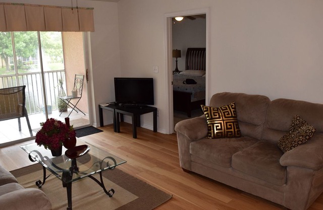 2/2 Condo in convenient North Naples location