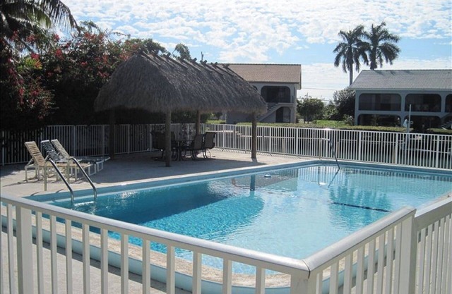 2/2 Duplex, Pool, Tiki Hut, Duck Key, Clean Clear Canal