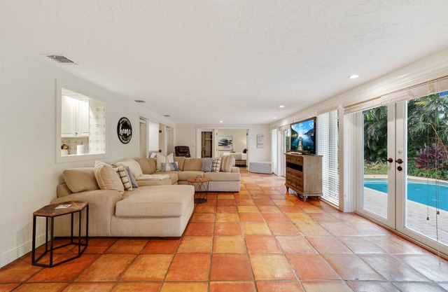 2/2 salt water pool home with king beds