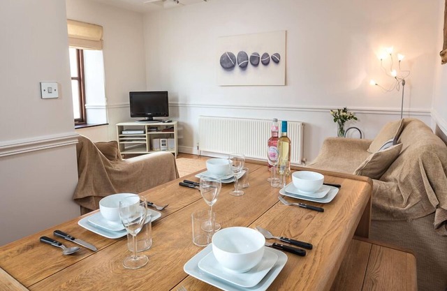 2 ARMADA HOUSE, pet friendly, country holiday cottage in Hope Cove