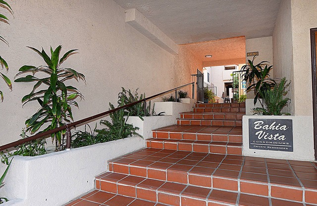 2 bdr, 2.5 bath, Townhouse Style Condo, Common Pool & Jacuzzi