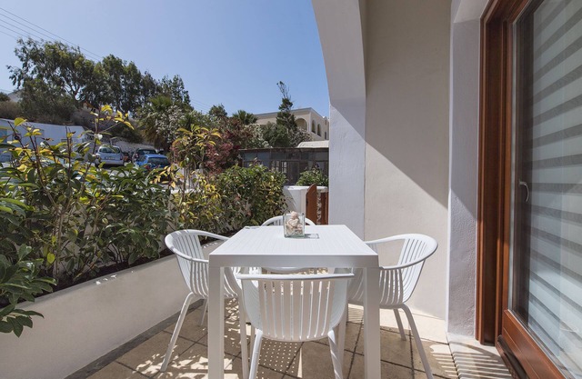 2 bdr House-fira Centre-private Parking-5 Guests