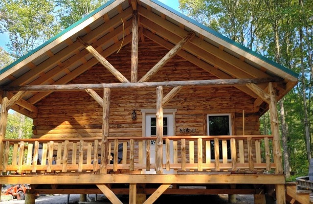 2 bed +2 bath cabin +Wi-Fi + deck +fire pit + kitchen