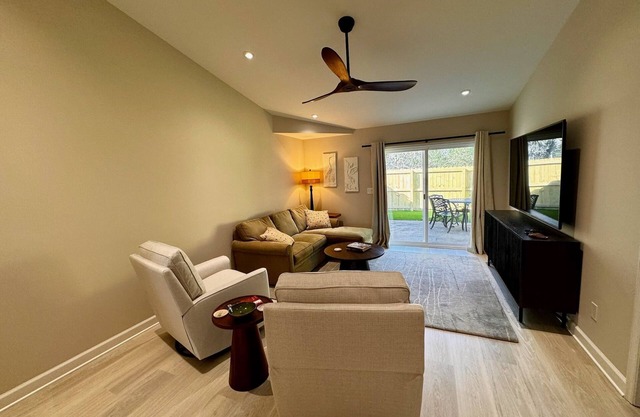 2 bed/2 bath! Fenced in yard-close to the beach and dwntn CHS!