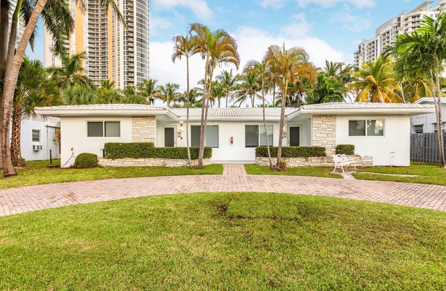 2 bed 2 bath Beach 1 min walk SEPT Book 3 Nights Pay 2