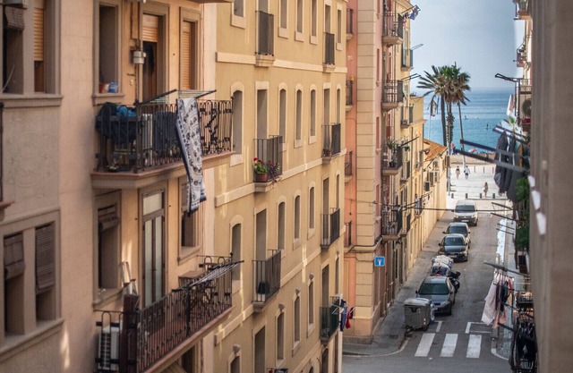 2 bed apartment in Barceloneta steps from the beach