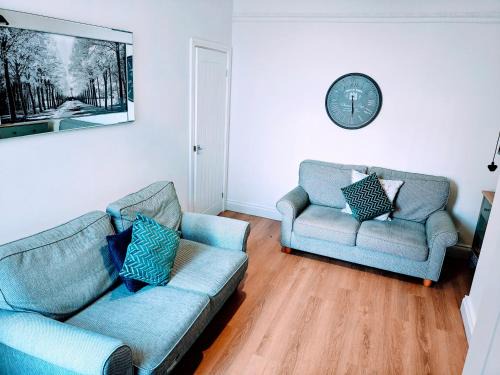 2 BED Comfy Cottage for Holidays and Contractors- parking