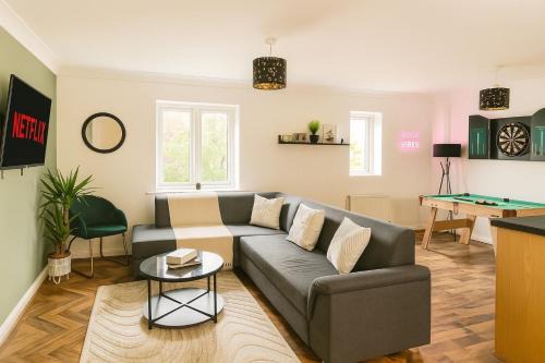 2 Bed Flat, Altricham , Pets Welcome, Private Parking, Netflix, Sleeps 6
