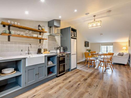2 Bed in Barnstaple 5mls N 93023