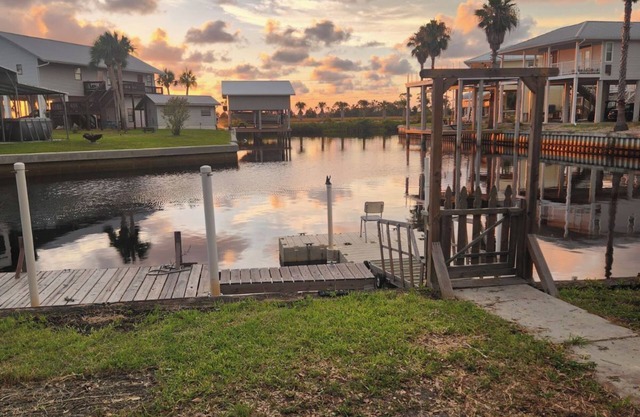 2-bedroom ,1 bath in Suwannee where the river meets the Gulf of Mexico!