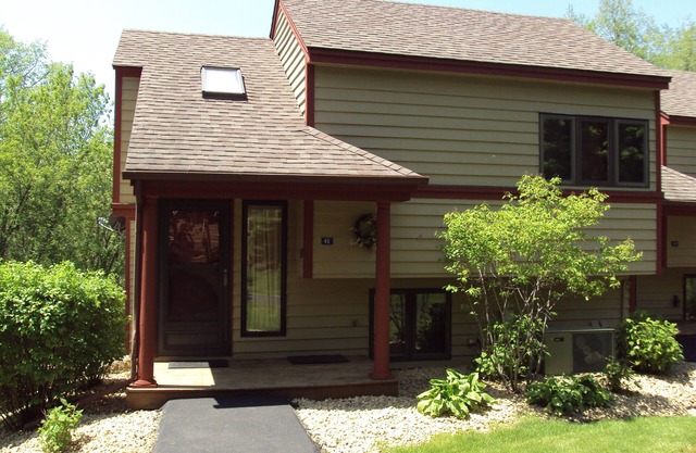 2 Bedroom, 2 bath townhouse in The Galena Territory. Close to Eagle Ridge Resort