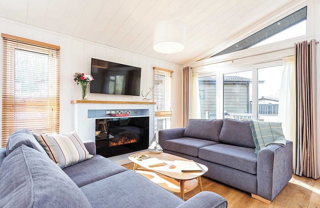 2 bedroom accommodation in Wootton Bridge, Nr Cowes