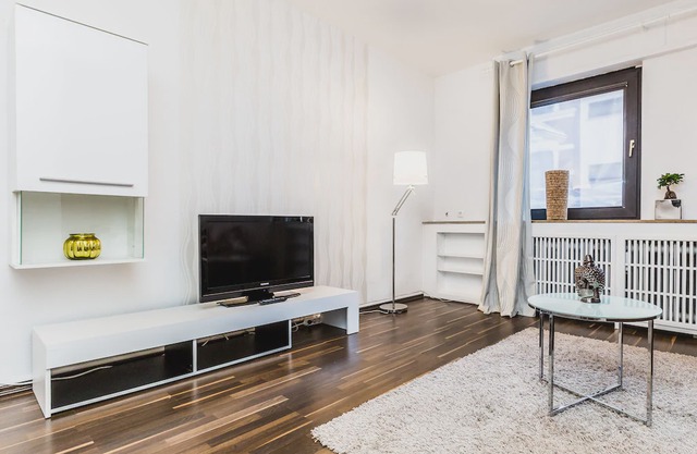 2 bedroom Apartment in Cologne Mülheim G38