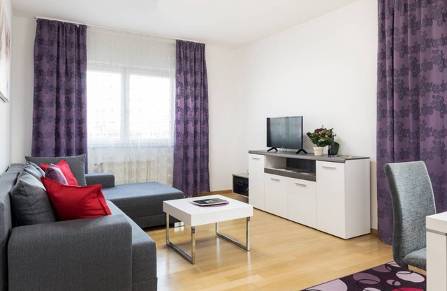 2 bedroom Apt. in the Business Zone- FREE PARKING