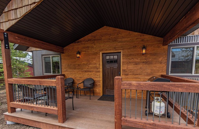 2 Bedroom Cabin with A/C, just 5 blocks from Yellowstone!