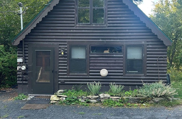 2-bedroom cabin in Greenville , private beach, 48' Dock good for Float plane