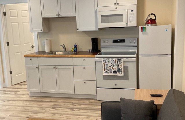 2 BR 1 Bath w/Full Kitchen Large Apartment in enjoyable Ellsworth with AC, WiFi