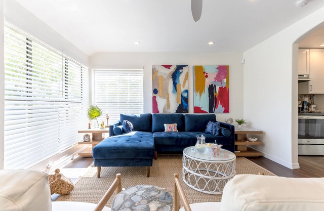 2 br cottage w/martini pool and large outdoor space. Free parking
