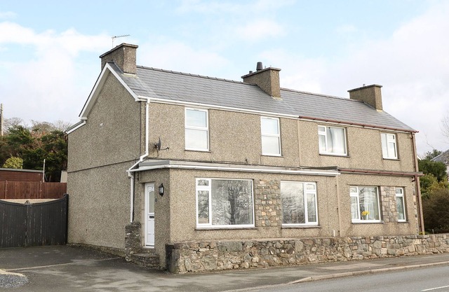2 BRON DWYFOR, pet friendly, luxury holiday cottage in Criccieth