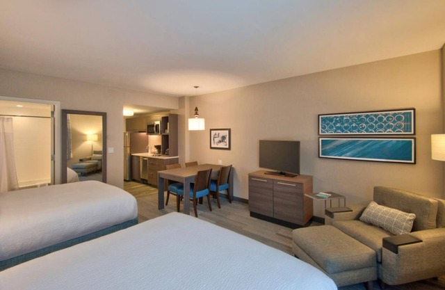 2 Comfortable Units with Kitchenette, Pool, Free Breakfast & Airport Shuttle