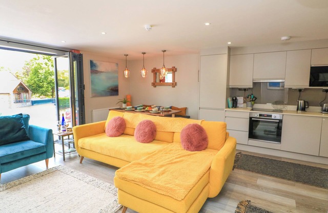 2 De Courcey House