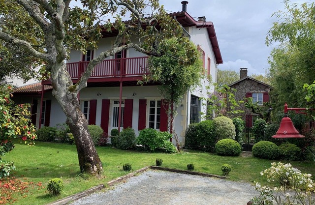 2 independent houses with heated pool, small view of the Basin. 7 bedrooms.