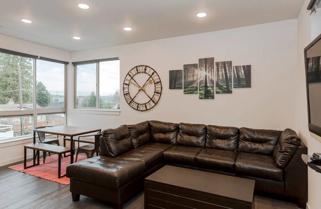 2 Masters BR Ultra Modern Seattle Condo! Sleeps 8!