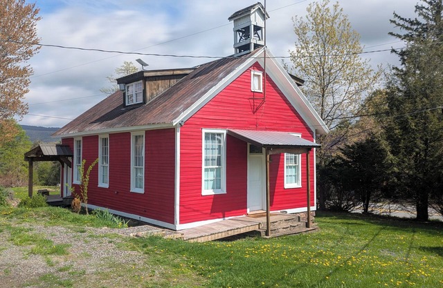2 miles to Ricketts Glen. Updated and cozy schoolhouse with porch and fire pit.