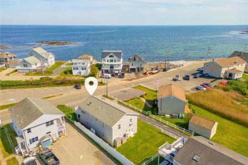 2-Min Walk to Beach Large Deck with Outdoor Sofas