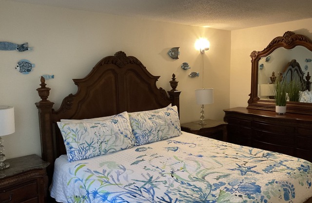 2 min walk to LIDO BEACH & approx 5-7 min walk to ST ARMANDS CIRCLE