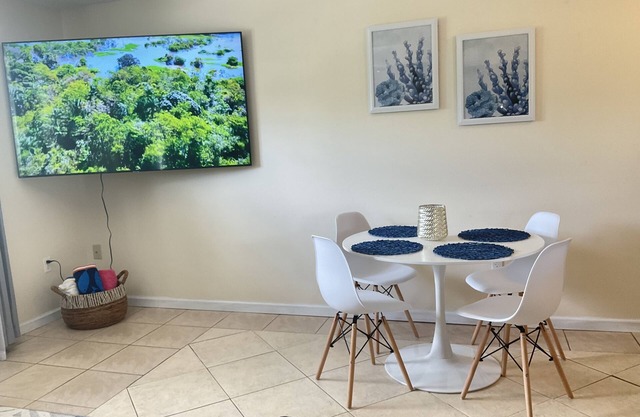 2 min walk to LIDO BEACH. approx 5-7 min walk to ST. ARMANDS CIRCLE