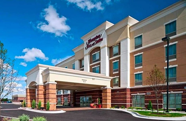 2-Star Hotel ∙ Hampton Inn & Suites Saginaw