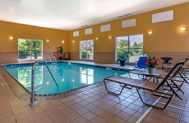 2-Star Hotel ∙ Comfort Suites Urbana Champaign, University Area