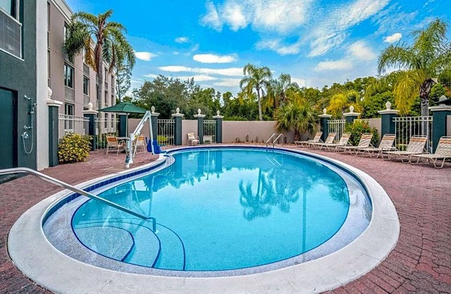 2-Star Hotel ∙ La Quinta by Wyndham Naples Downtown