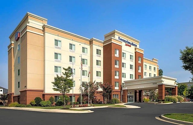 2-Star Hotel ∙ Fairfield Inn & Suites Baltimore BWI Airport
