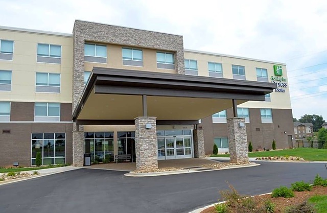 2-Star Hotel ∙ Holiday Inn Express & Suites - Charlotte NE - University Area, an IHG Hotel