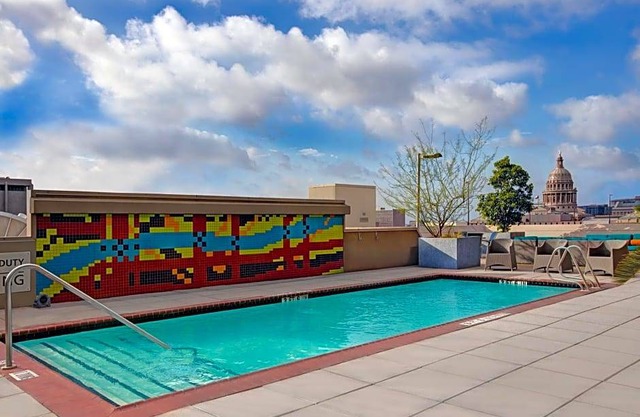 2-Star Hotel ∙ Hampton Inn and Suites Austin University Capitol