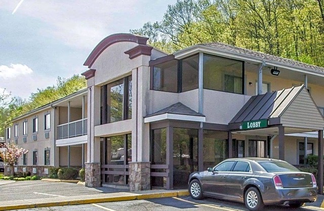 2-Star Hotel ∙ Americas Best Value Inn Torrington, CT