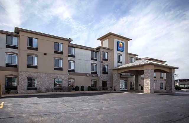 2-Star Hotel ∙ Comfort Inn Crystal Lake - Algonquin
