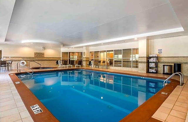 2-Star Hotel ∙ Comfort Inn & Suites near Six Flags