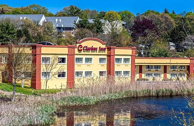 2-Star Hotel ∙ Clarion Inn New London/ Mystic